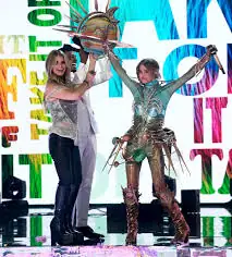 🎭✨ FROM SNL DISASTER TO MASKED TRIUMPH! Ashlee Simpson Wins ‘The Masked Singer’ – Finally ERASES the Lip-Sync Curse After 22 Years!